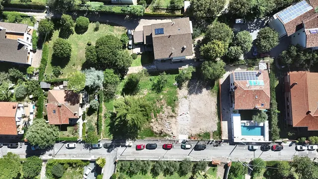 Parcela Devin 69/A navpično z drona, s cesto in mejami