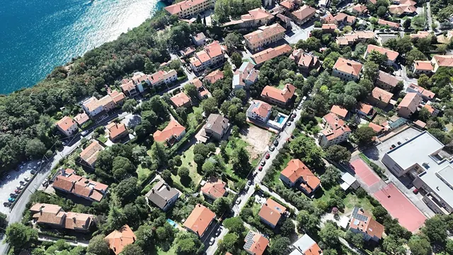 Devin od zgoraj: parcela po rušitvi med hišami vasi